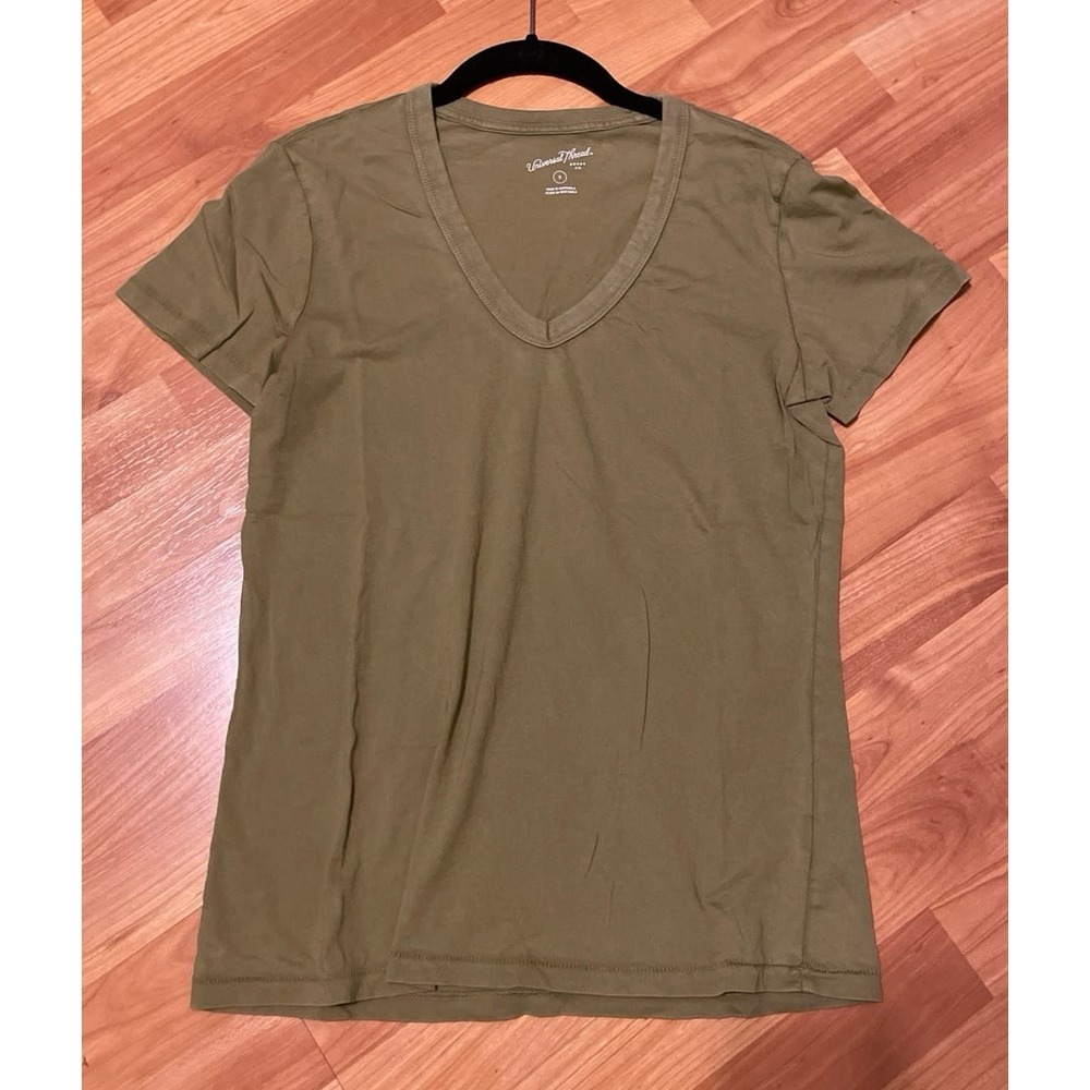 Universal‎ Thread Pea Green V Neck T- Shirt